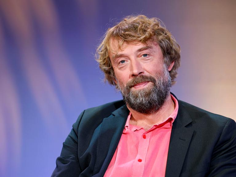 Knut Cordsen posiert auf der Frankfurter Buchmesse für ein Porträtfoto.