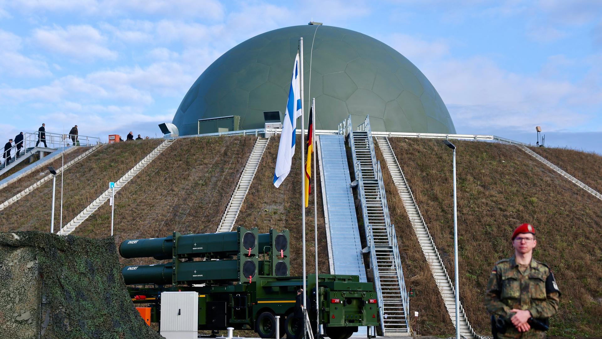 Das Radom des neuen Raketenabwehrsystems Arrow 3 steht in der Annaburger Heide.