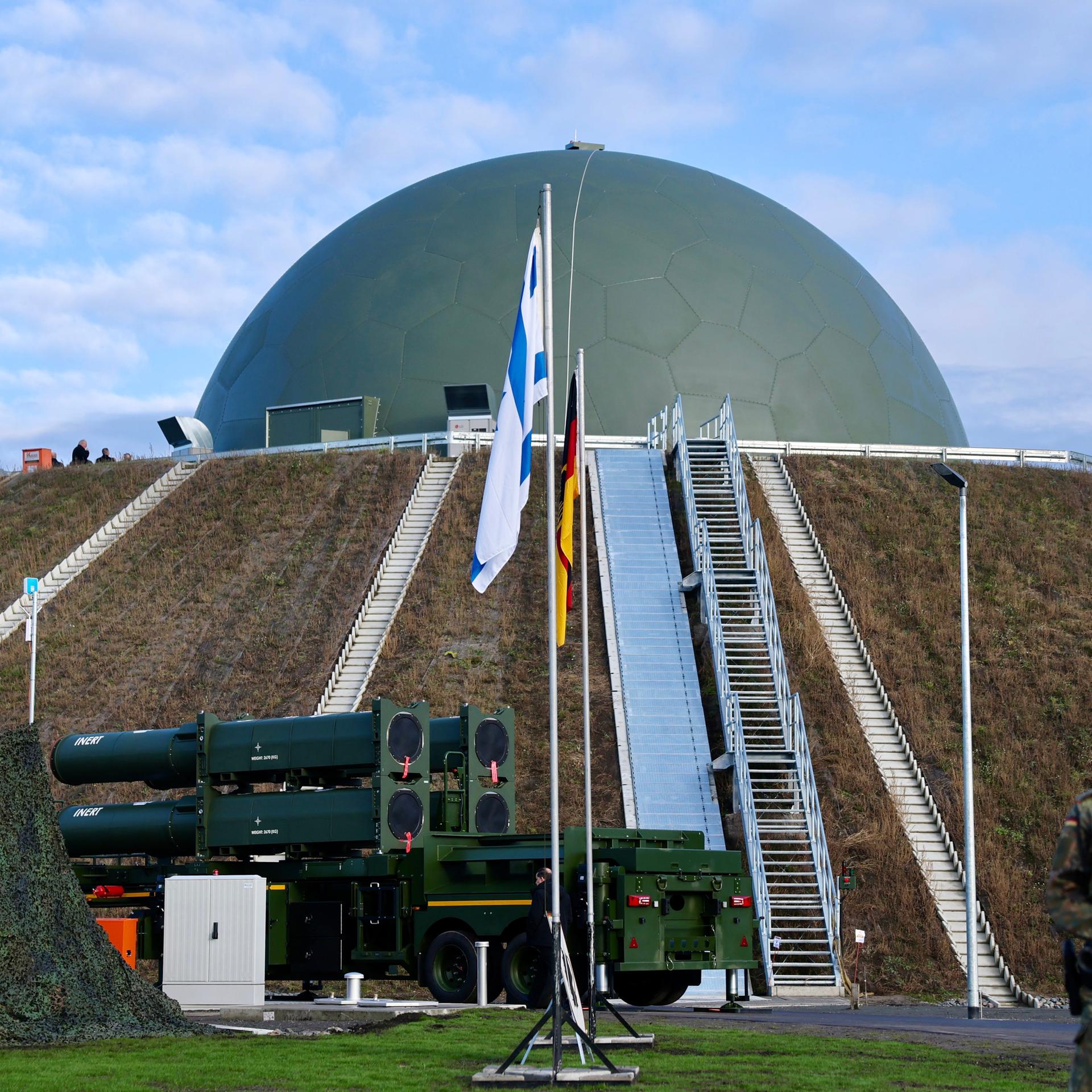 Das Radom des neuen Raketenabwehrsystems Arrow 3 steht in der Annaburger Heide.