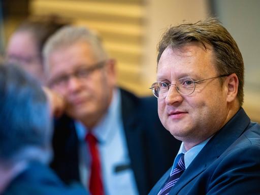 Der AfD-Politiker und Rechtsanwalt Robert Sesselmann während einer Plenarsitzung im Thüringer Landtag im November 2022