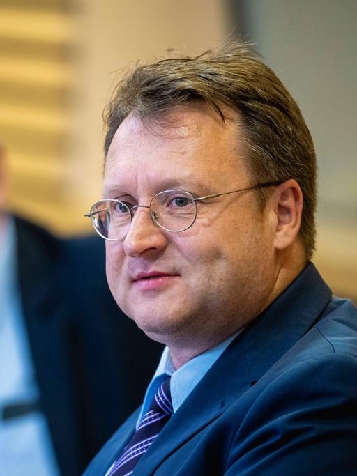Der AfD-Politiker und Rechtsanwalt Robert Sesselmann während einer Plenarsitzung im Thüringer Landtag im November 2022