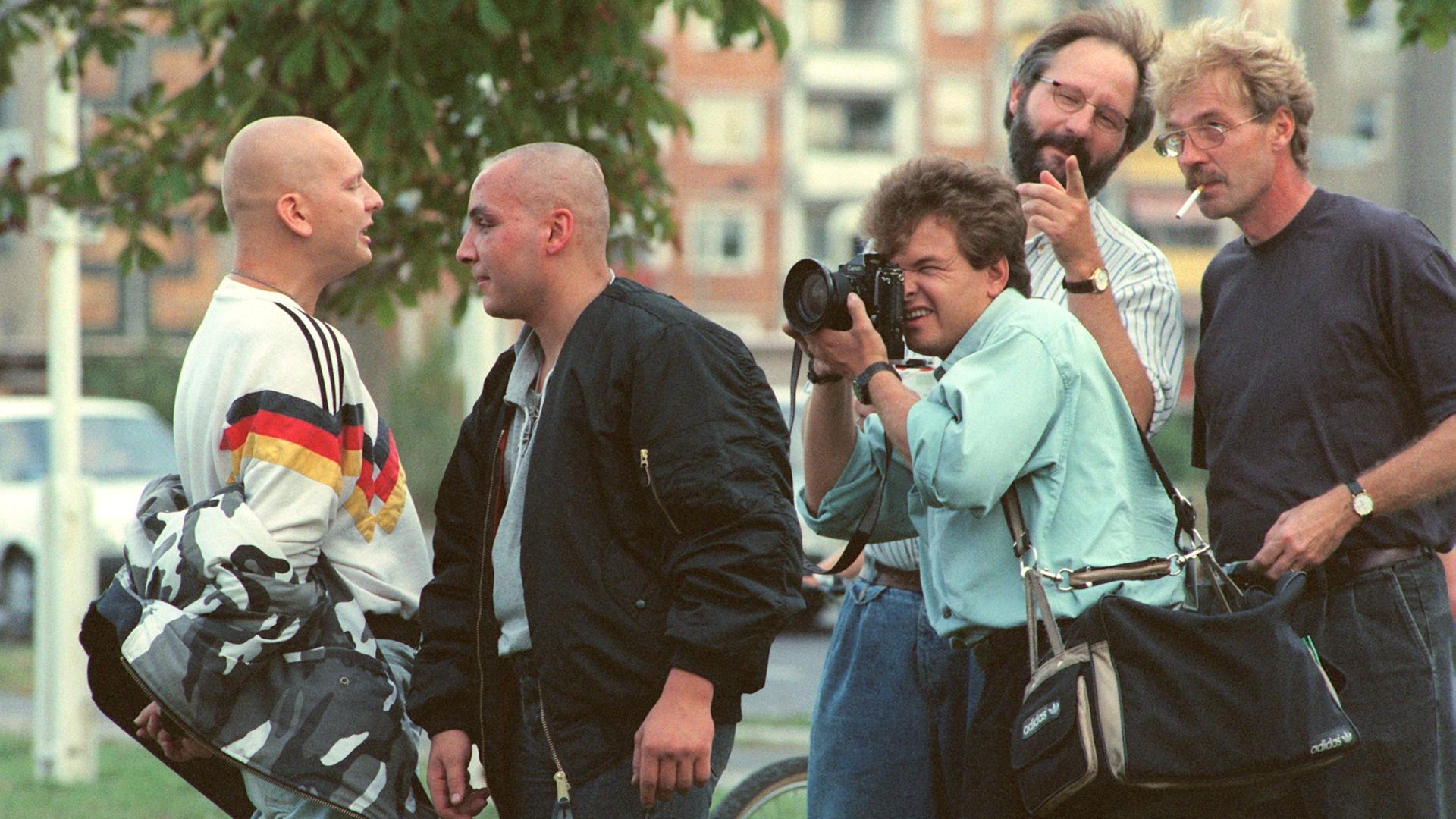 Skinheads posieren vor Fotografen und Kamerateams kurz nach den rassistischen Ausschreitungen in Lichtenhagen.