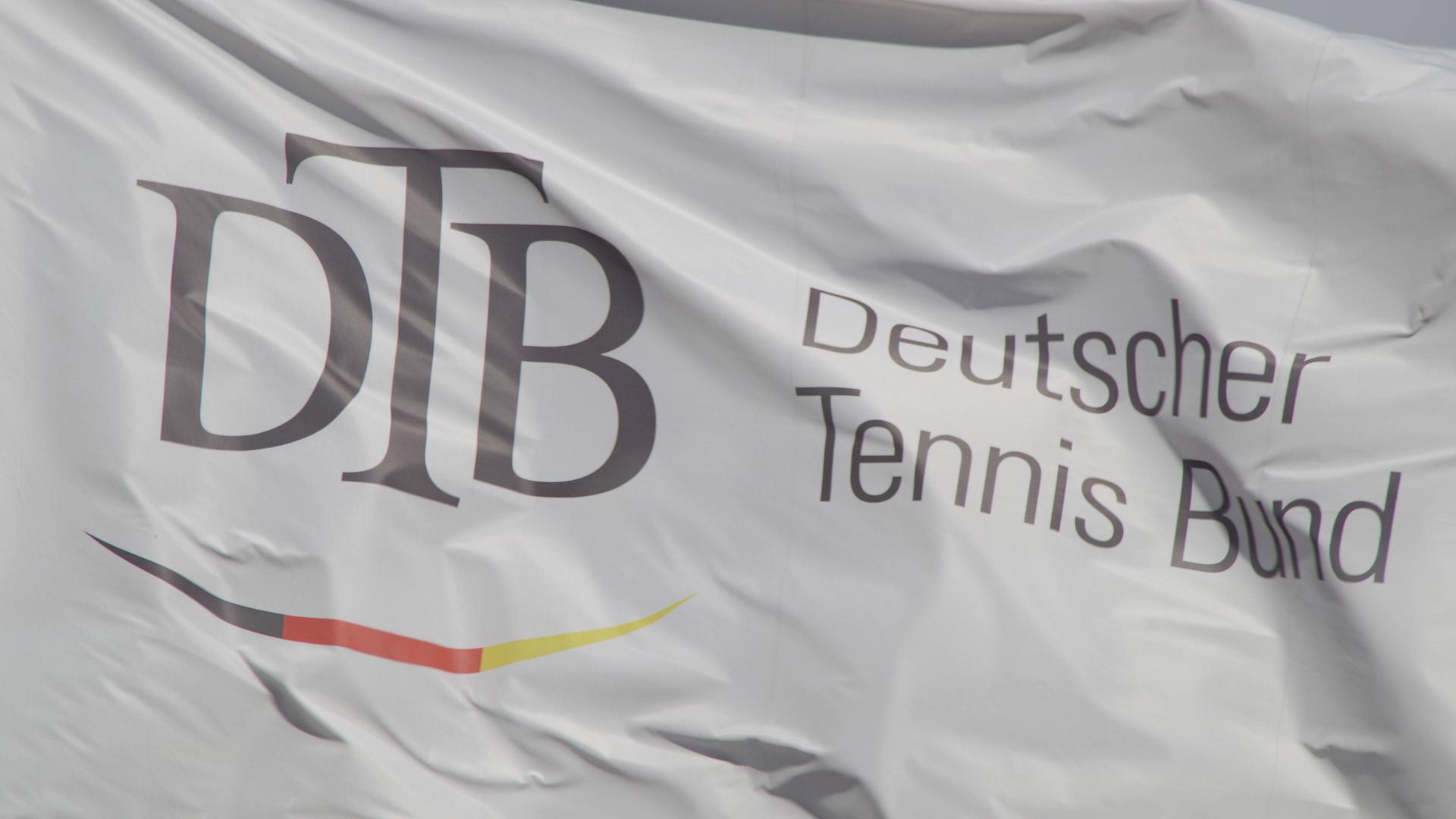 Eine Fahne mit dem Logo des Deutschen Tennis Bundes weht im Wind.