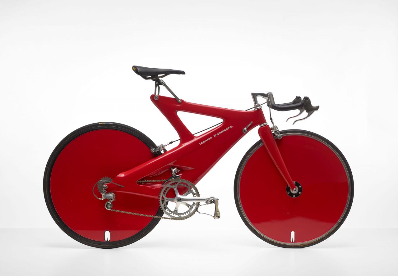 Ein rotes, aerodynamisches Rennrad.