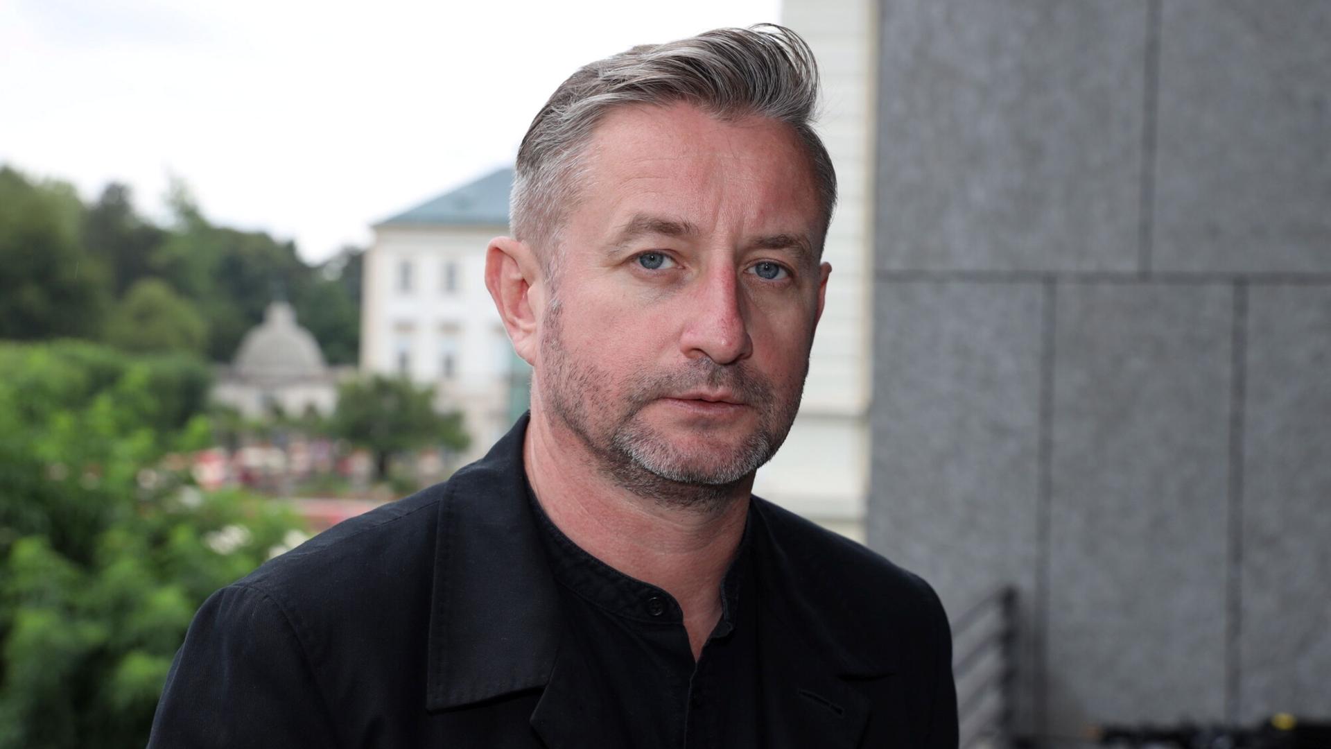 Der ukrainische Schriftsteller Serhij Zhadan im Porträt mit ernstem Blick 