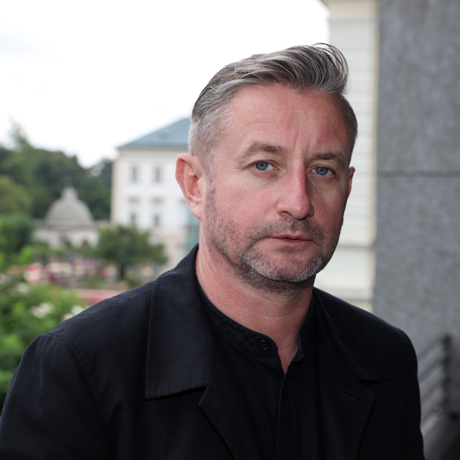 Der ukrainische Schriftsteller Serhij Zhadan im Porträt mit ernstem Blick 