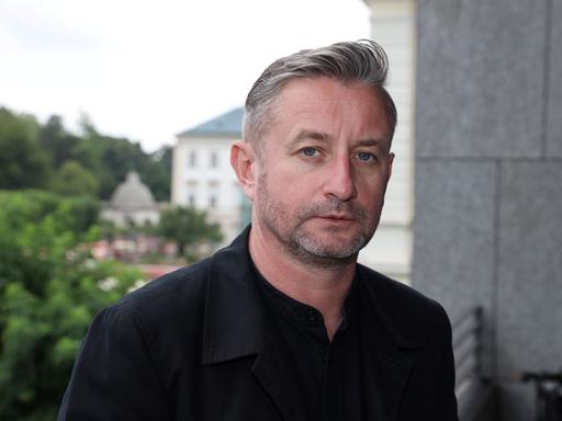 Der ukrainische Schriftsteller Serhij Zhadan im Porträt mit ernstem Blick 