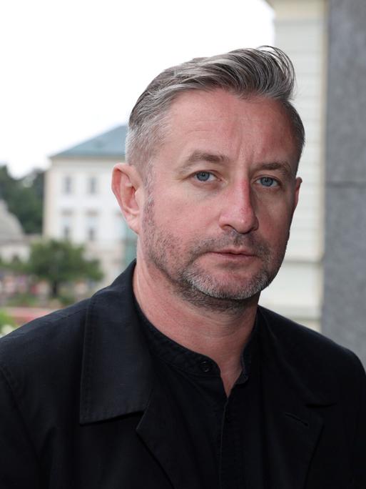 Der ukrainische Schriftsteller Serhij Zhadan im Porträt mit ernstem Blick 