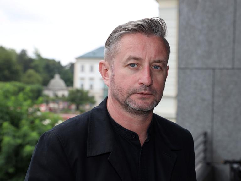 Der ukrainische Schriftsteller Serhij Zhadan im Porträt mit ernstem Blick 