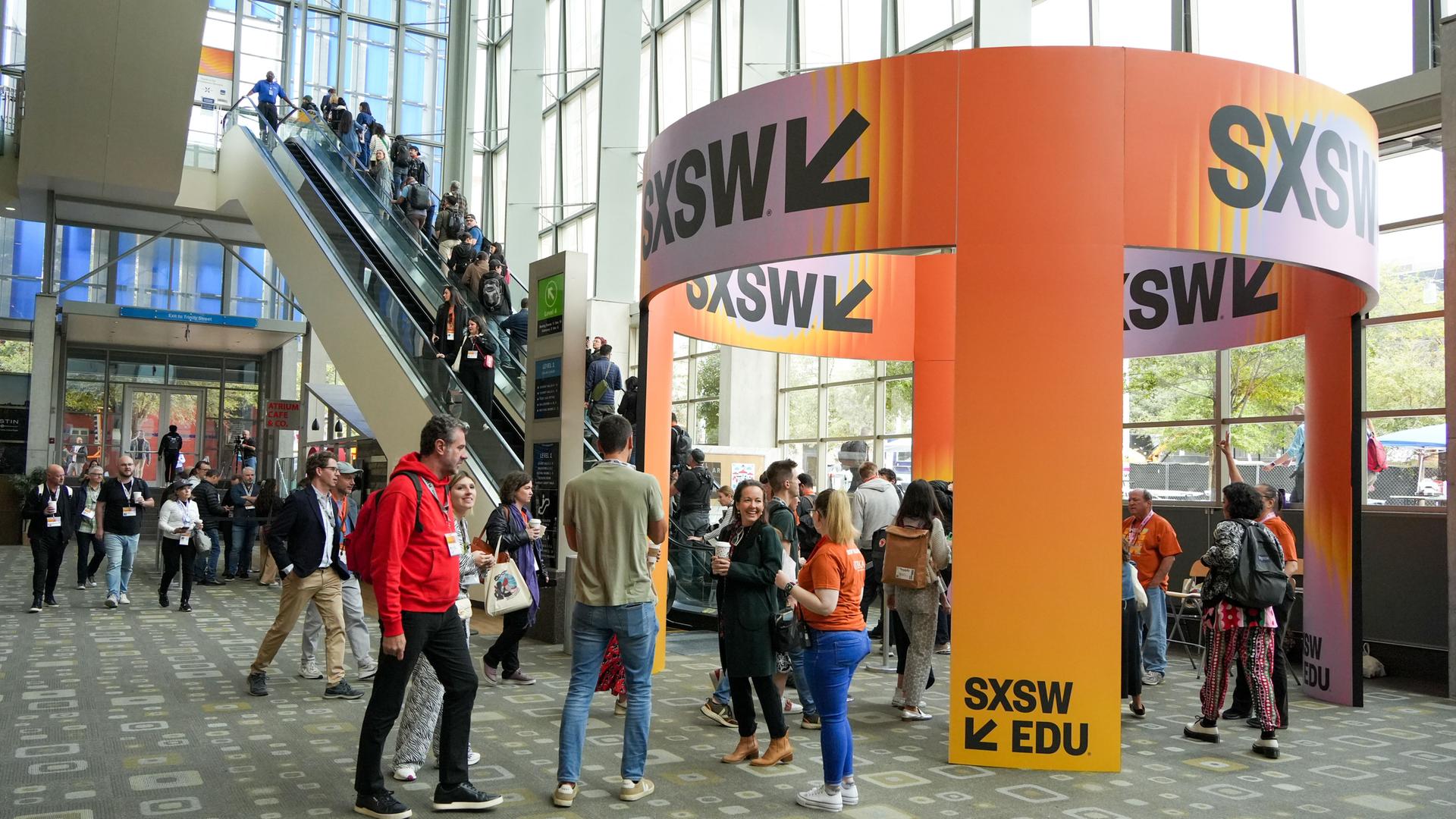 Impression von der Eröffnung des South-by-Southwest-Festivals in Austin 2023: Besucher strömen in den Eingangsbereich. Impression von der Eröffnung des South-by-Southwest-Festivals in Austin 2023: Besucher strömen in den Eingangsbereich.