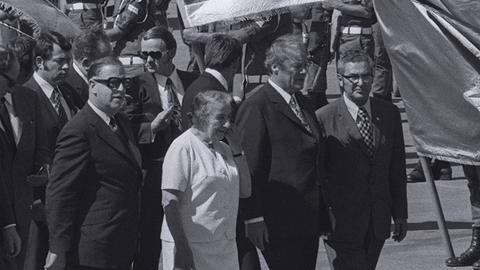 Der deutsche Bundeskanzler Willy Brandt (vorn 2.v.re., GER/SPD), Premierministerin Golda Meir (vorn 3.v.re., ISR) und Außenminister Abba Eban (vorn li., ISR) in Tel Aviv gehen auf einem Flughafen an Spalier stehenden Soldaten vorbei.