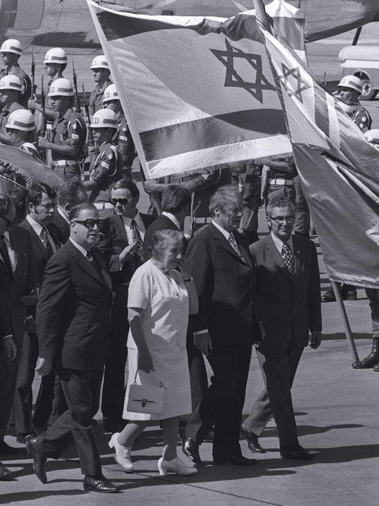 Der deutsche Bundeskanzler Willy Brandt (vorn 2.v.re., GER/SPD), Premierministerin Golda Meir (vorn 3.v.re., ISR) und Außenminister Abba Eban (vorn li., ISR) in Tel Aviv gehen auf einem Flughafen an Spalier stehenden Soldaten vorbei.
