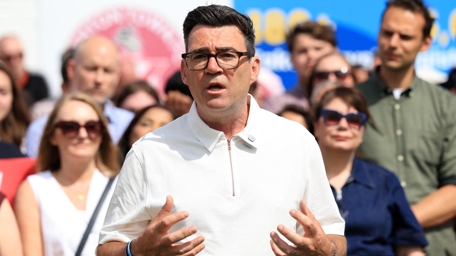 Der neue britische Premierminister Andy Burnham gestikuliert mit beiden Händen.