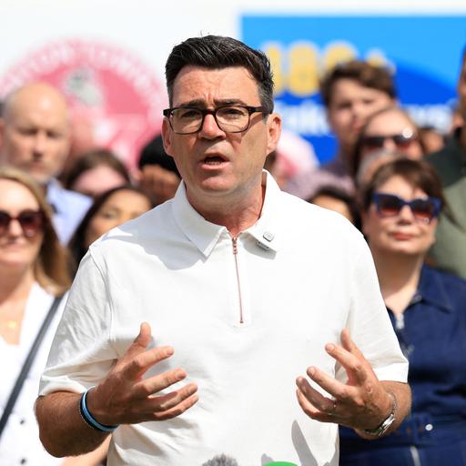 Der neue britische Premierminister Andy Burnham gestikuliert mit beiden Händen.