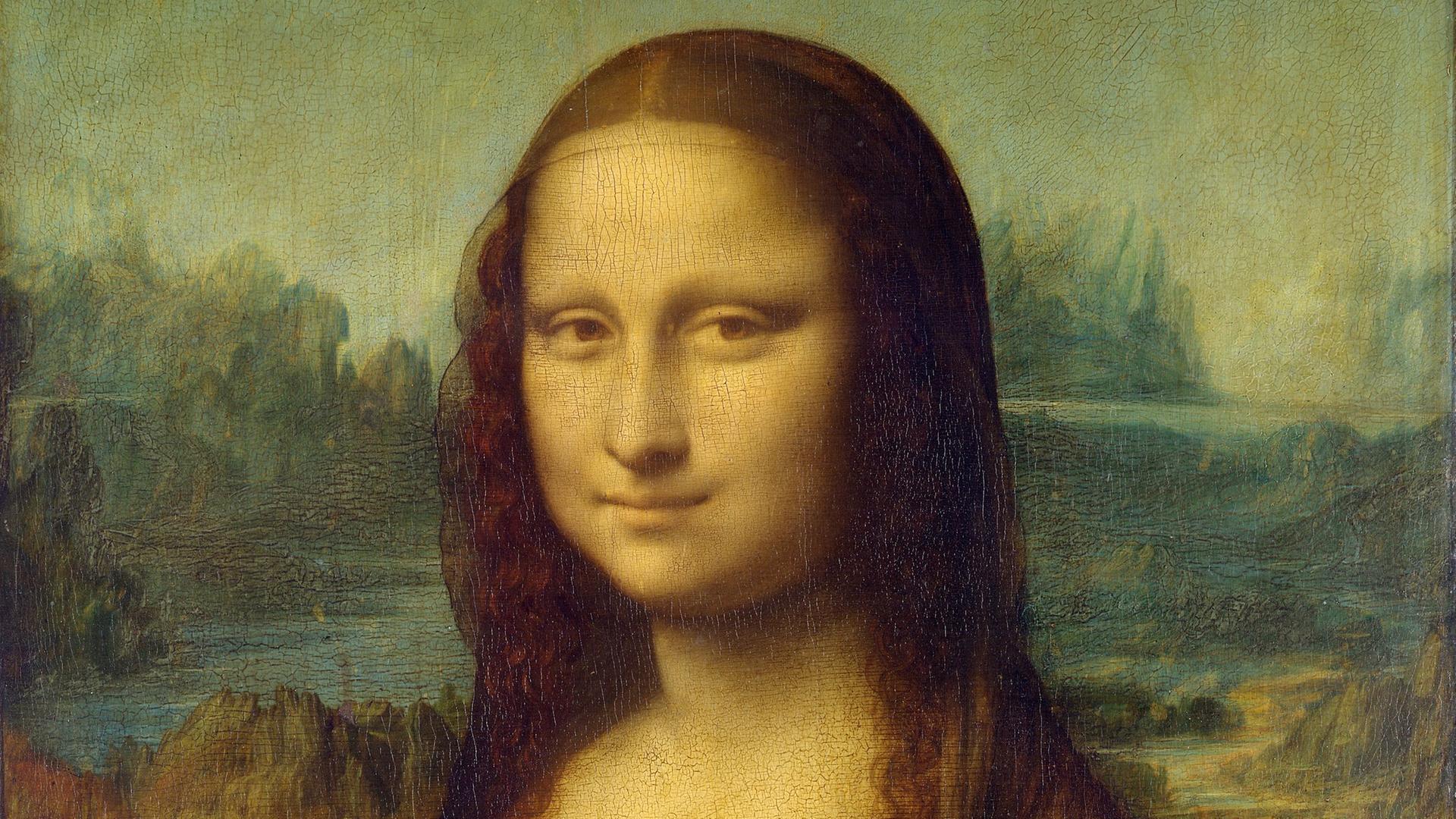 Eine Frau lächelt rätselhaft vor einer Landschaft mit See. Es ist die Mona Lisa von Leonardo da Vinci.