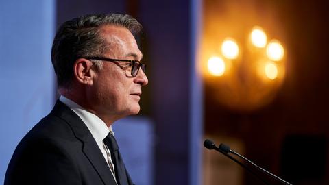 Joachim Nagel spricht in ein Mikrofon. Er ist im Profil zu sehen und trägt einen schwarzen Anzug und Brille.