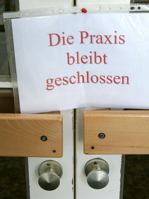 An einer Tür zu einer Arztpraxis im brandenburgischen Briesen (Oder-Spree) hängt ein Schild mit der Aufschrift "Die Praxis bleibt geschlossen" 