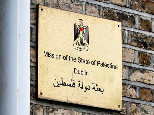 Zu sehen ist das Türschild der palästinensischen Gesandtschaft in der irischen Hauptstadt Dublin in lateinischer und arabischer Schrift. 

