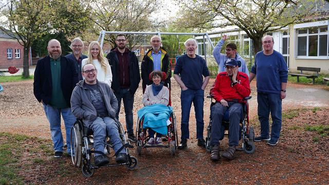 Das Foto zeigt Menschen aus Bottrop, 3 von ihnen sitzen im Roll-Stuhl.