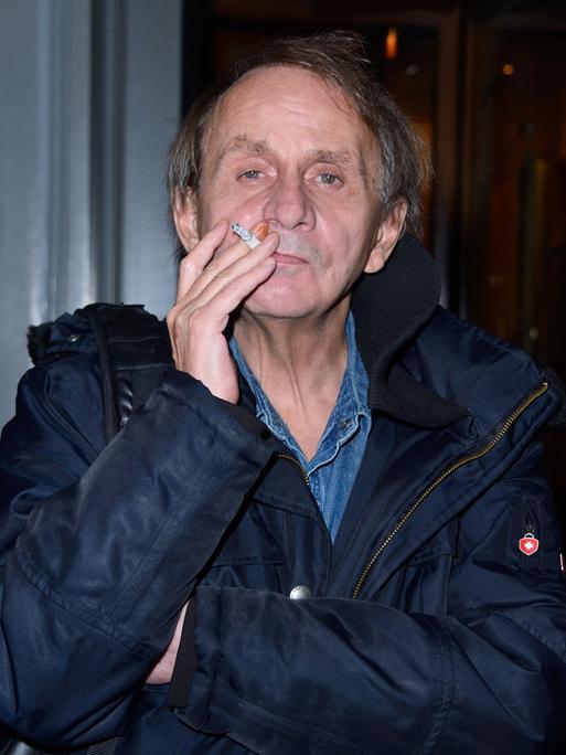 Porträt des rauchenden Michel Houellebecq, 2018.