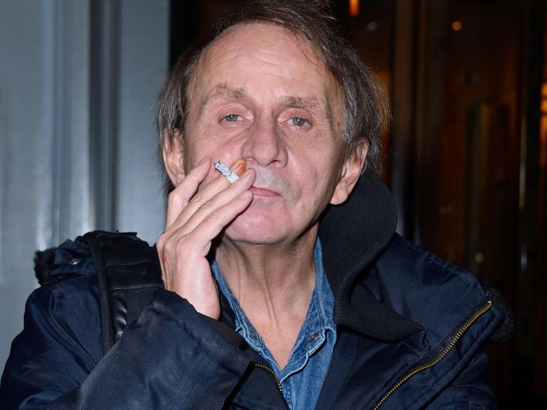 Porträt des rauchenden Michel Houellebecq, 2018.