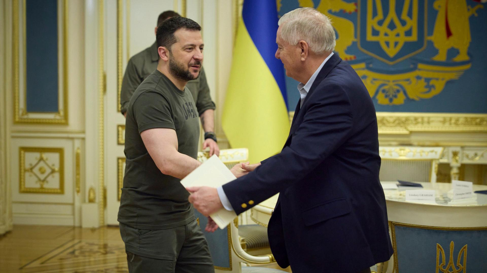 US-Senator Lindsey Graham (rechts) wird vom ukrainischen Präsidenten Wolodymyr Selenskyj in Kiew begrüßt. US-Senator Lindsey Graham (rechts) wird vom ukrainischen Präsidenten Wolodymyr Selenskyj in Kiew begrüßt.
