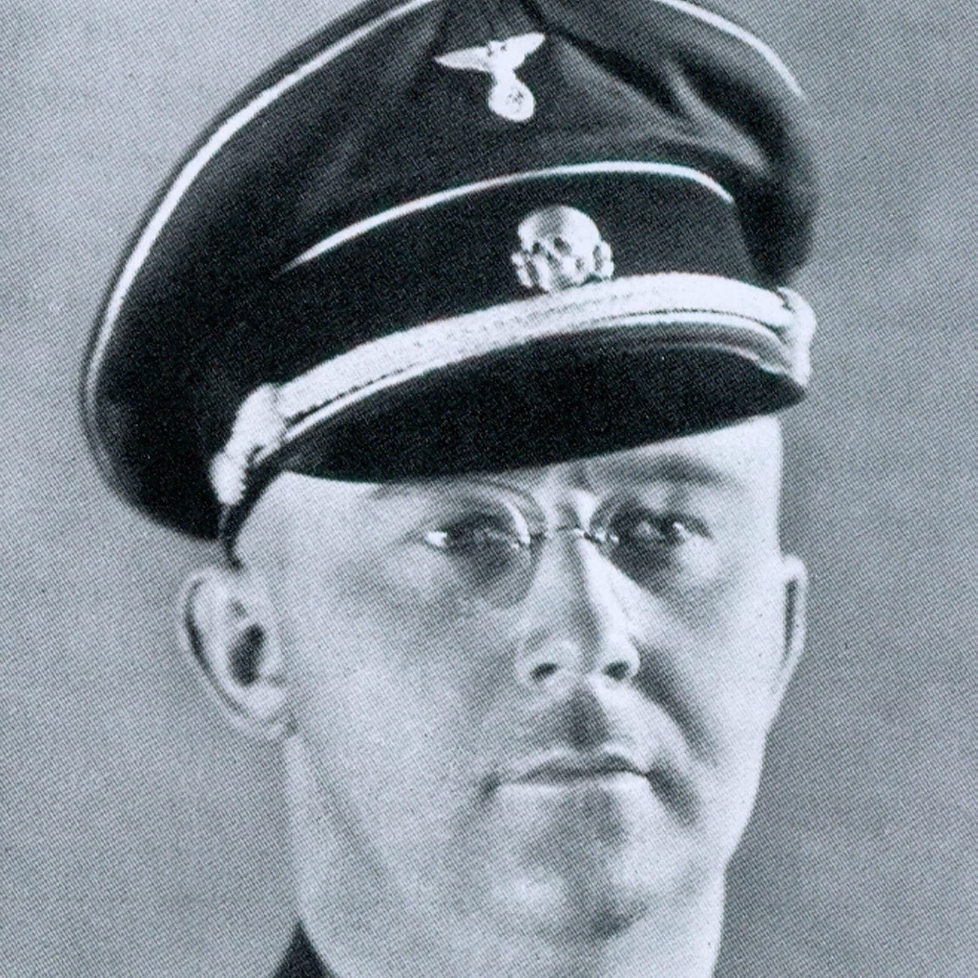 Ein Mann in SS-Uniform mit Brille und Schnauzbart.