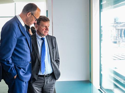 Bundeskanzler Friedrich Merz (CDU) und Johann Wadephul (CDU), Außenminister, sprechen am Rande einer Sitzung des Bundeskabinetts im Juni 2025 im Bundeskanzleramt miteinander.