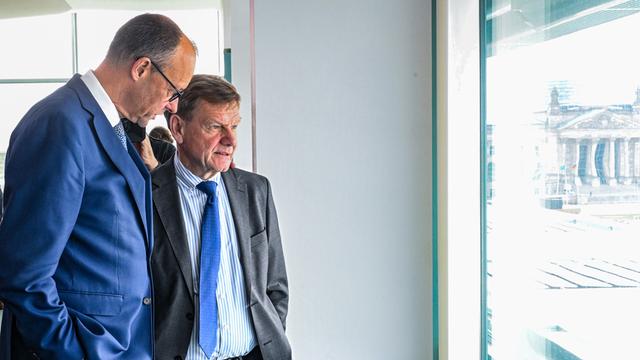 Bundeskanzler Friedrich Merz (CDU) und Johann Wadephul (CDU), Außenminister, sprechen am Rande einer Sitzung des Bundeskabinetts im Juni 2025 im Bundeskanzleramt miteinander. Bundeskanzler Friedrich Merz (CDU) und Johann Wadephul (CDU), Außenminister, sprechen am Rande einer Sitzung des Bundeskabinetts im Juni 2025 im Bundeskanzleramt miteinander.