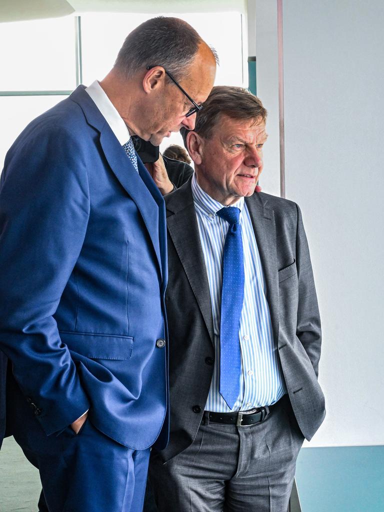 Bundeskanzler Friedrich Merz (CDU) und Johann Wadephul (CDU), Außenminister, sprechen am Rande einer Sitzung des Bundeskabinetts im Juni 2025 im Bundeskanzleramt miteinander.