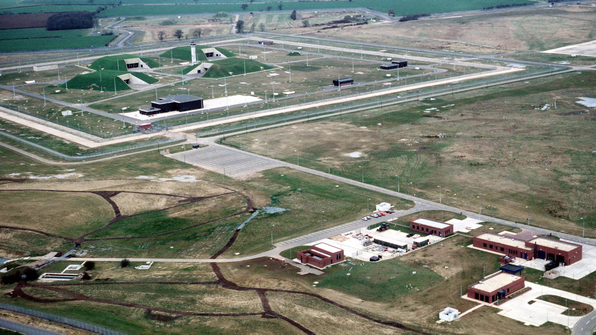 Das Foto zeigt aus der Luft den Blick auf den Luftwaffenstützpunkt in Molesworth im Südosten von England. Das Foto zeigt aus der Luft den Blick auf den Luftwaffenstützpunkt in Molesworth im Südosten von England.