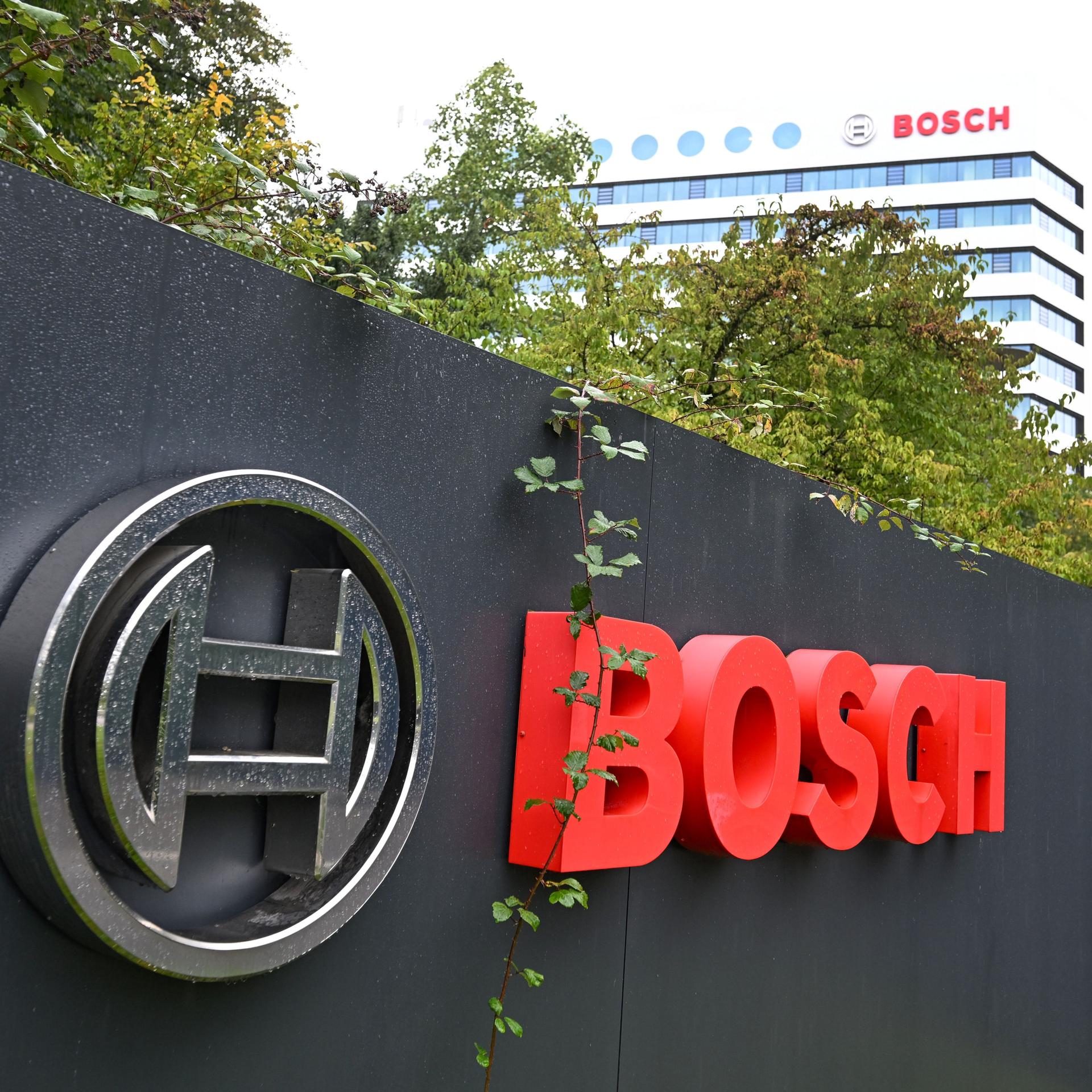 Das Bosch Logo ist vor der Zentrale der Robert Bosch GmbH zu sehen. 