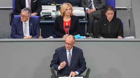 Bundeskanzler Friedrich Merz (CDU) spricht in der Generaldebatte in der Haushaltswoche im Bundestag, hinter ihm sitzt Julia Klöckner (CDU, M), Bundestagspräsidentin. 