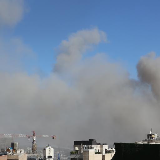 Rauch und Qualm steigen in der iranischen Hauptstadt nach einem israelischen Angriff in den Himmel auf.