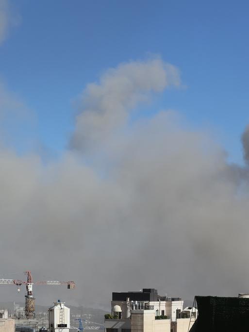 Rauch und Qualm steigen in der iranischen Hauptstadt nach einem israelischen Angriff in den Himmel auf
