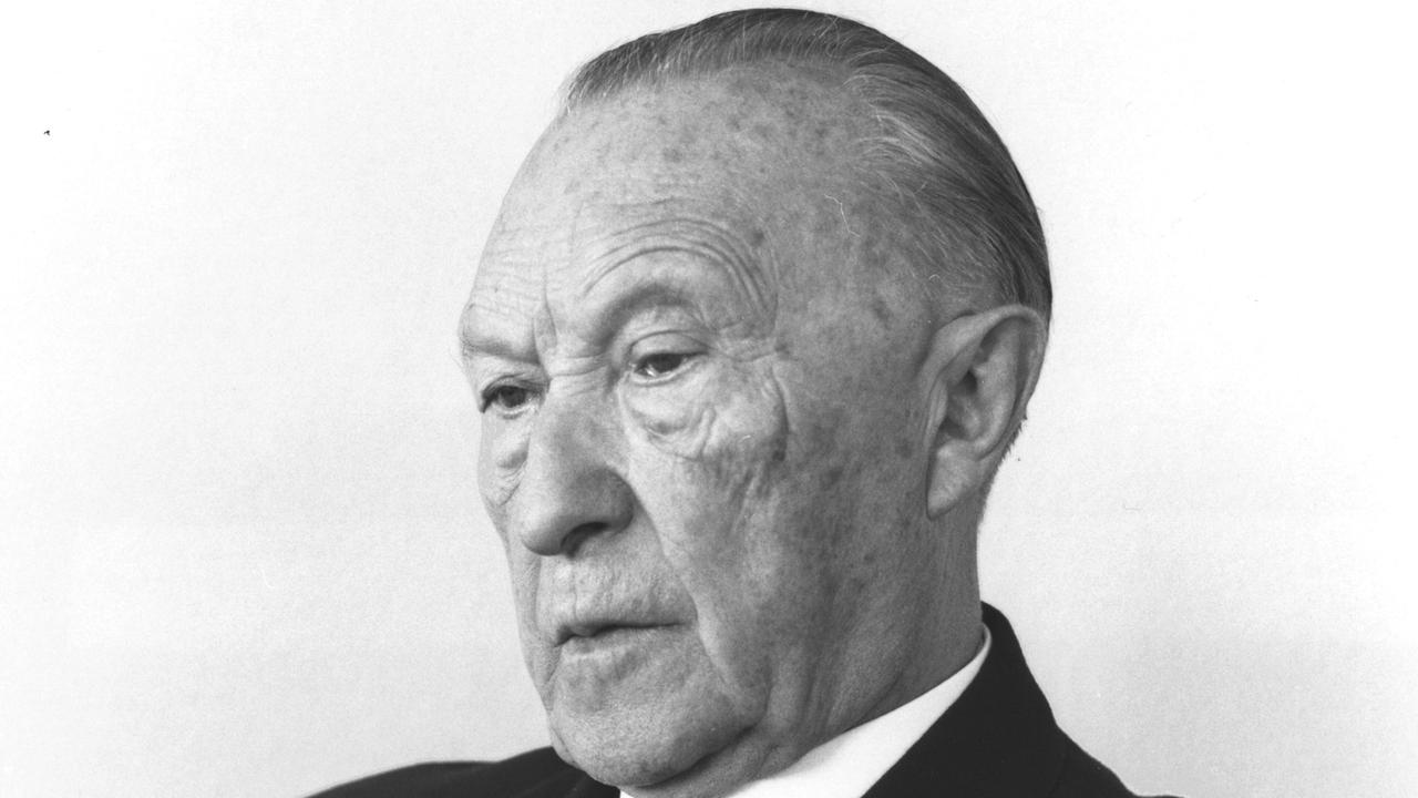 Bundeskanzler Konrad Adenauer - Porträtfoto von 1961 in schwarz-weiß 