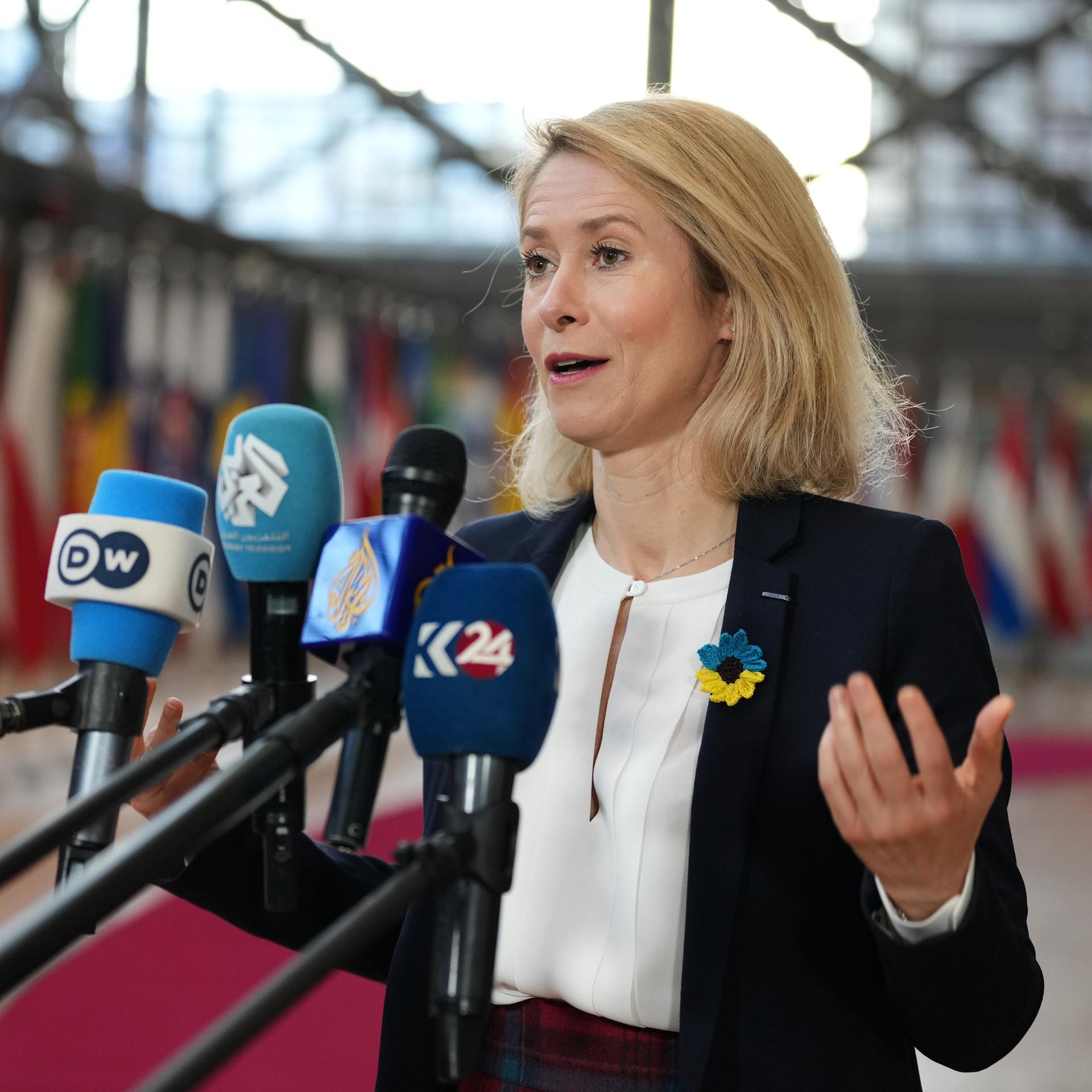 Die Leiterin der Außenpolitik der Europäischen Union, Kaja Kallas, spricht mit den Medien, als sie zu einem Treffen der EU-Außenminister im Gebäude des Europäischen Rates in Brüssel eintrifft.