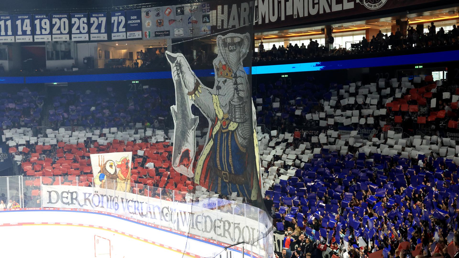 Fans der Eisbären Berlin halten beim Spiel gegen die Kölner Haie 