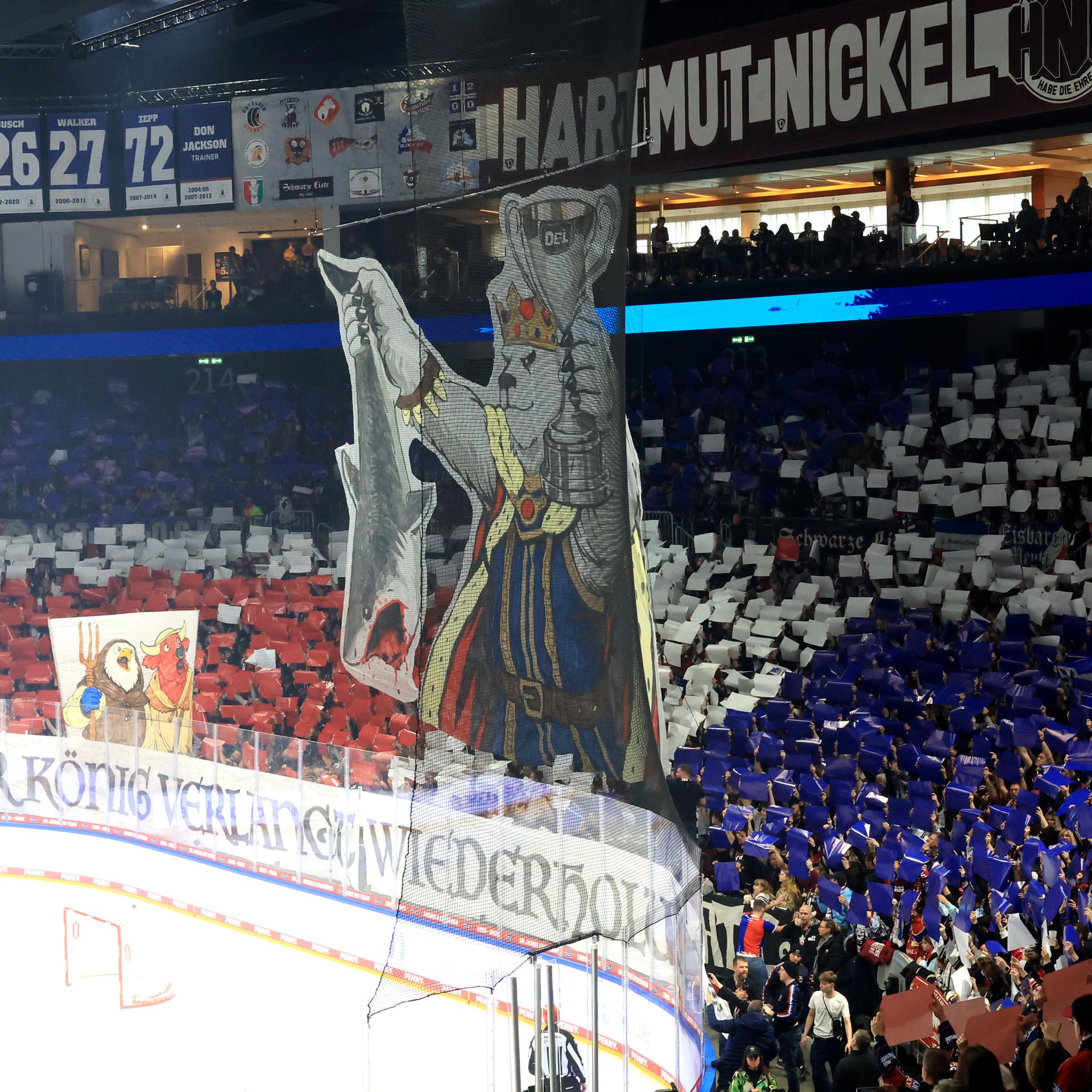 Fans der Eisbären Berlin halten beim Spiel gegen die Kölner Haie 