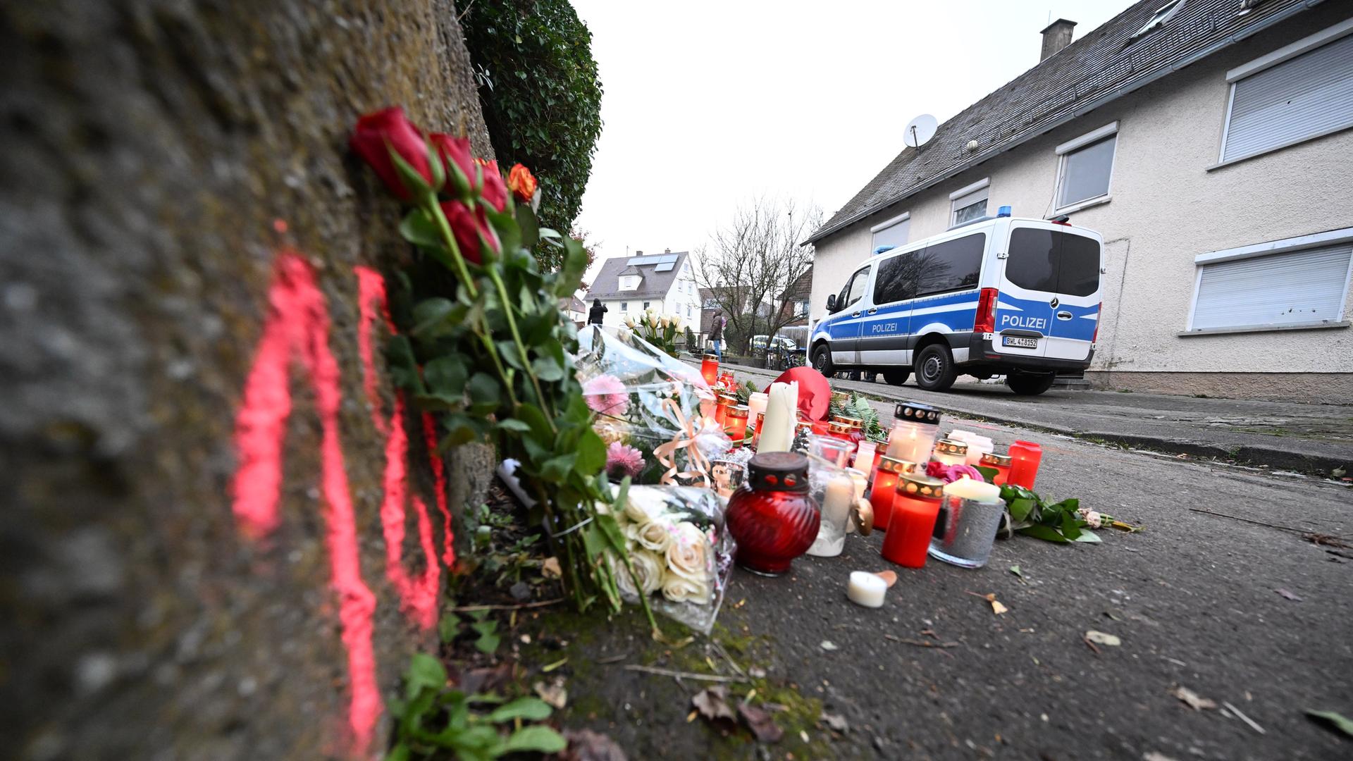 Illerkirchberg: Kerzen und Blumen stehen an einem Tatort, an dem am Tag zuvor zwei Mädchen von einem Mann mit einem Messer angegriffen wurden. Illerkirchberg: Kerzen und Blumen stehen an einem Tatort, an dem am Tag zuvor zwei Mädchen von einem Mann mit einem Messer angegriffen wurden.