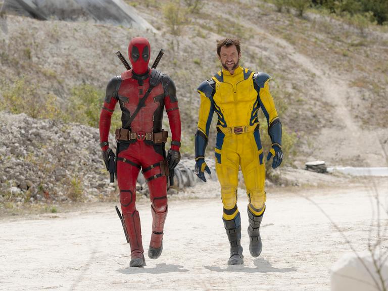 Dieses von 20th Century Studios/Marvel Studios veröffentlichte Bild zeigt Ryan Reynolds als Deadpool/Wade Wilson und Hugh Jackman als Wolverine/Logan in einer Szene aus „Deadpool“