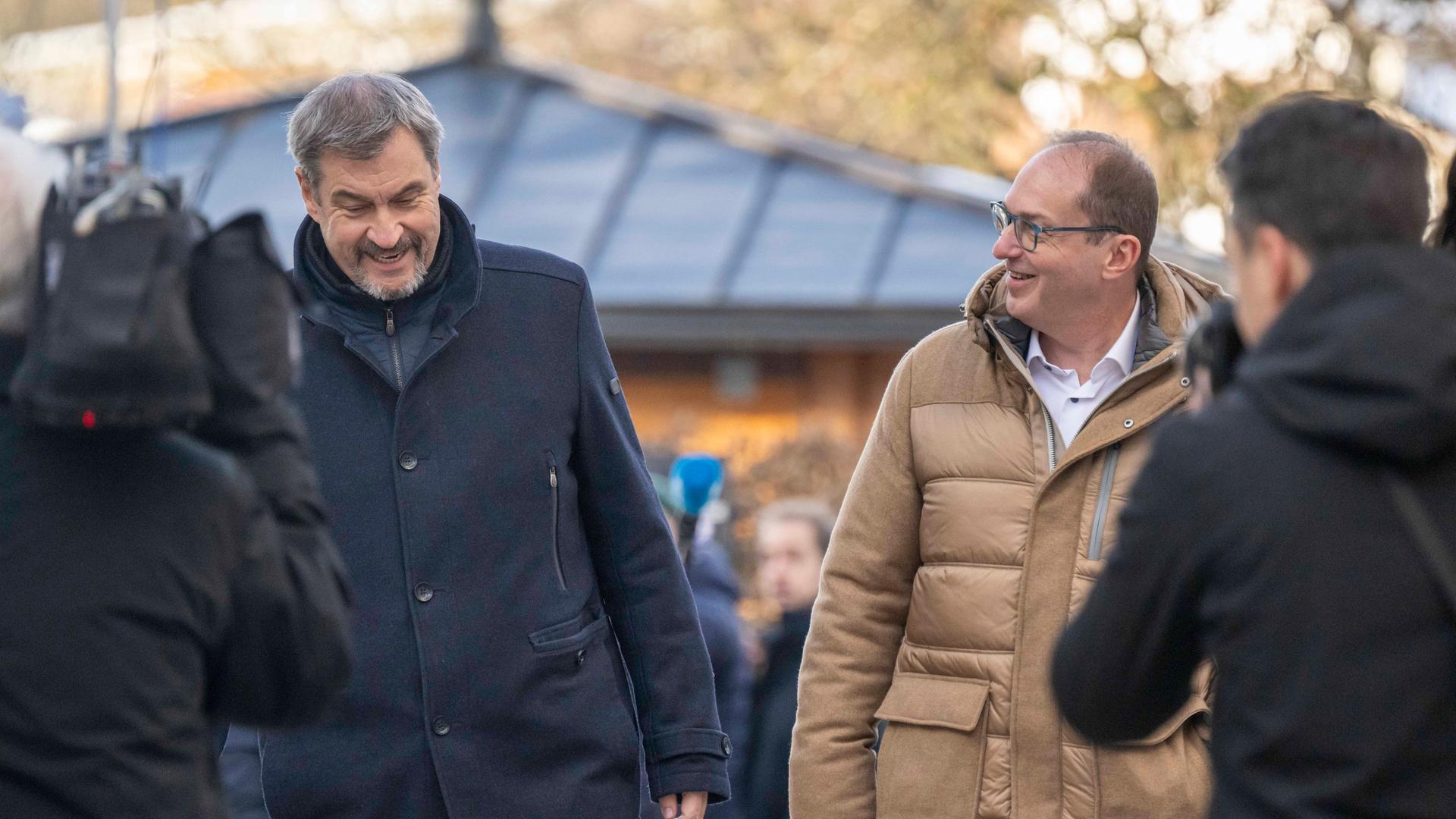 Markus Söder (links) und Axelander Dobrindt geben vor dem Kloster Seeon ein Pressestatement, beide tragen dicke Winterjacken. 