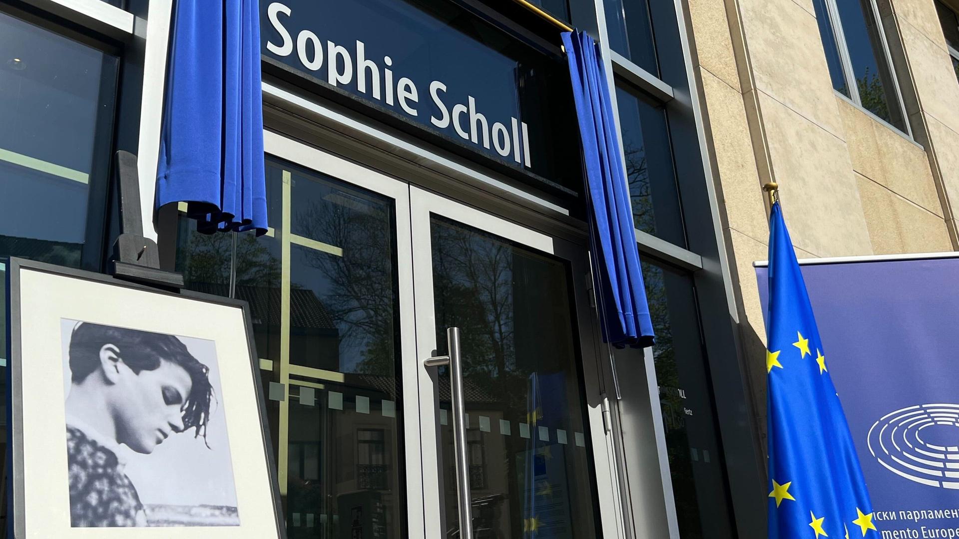 Belgien, Brüssel: Der Schriftzug "Sophie Scholl", aufgenommen nach der Umbenennung des Gebäudes des EU-Parlaments mit der Adresse Rue Wiertz. 30-50.
