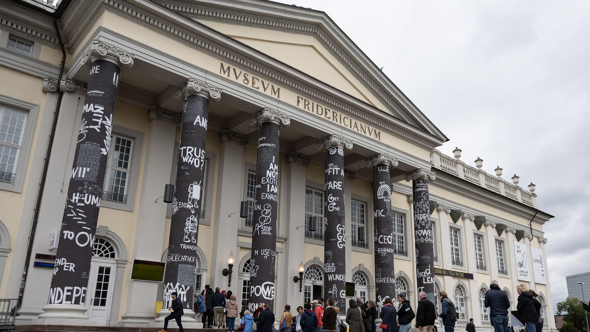 Besucher stehen am Eingang zum Museum Fridericianum in einer Schlange. Die Kunstausstellung documenta fifteen lief bis zum 25.09.2022.