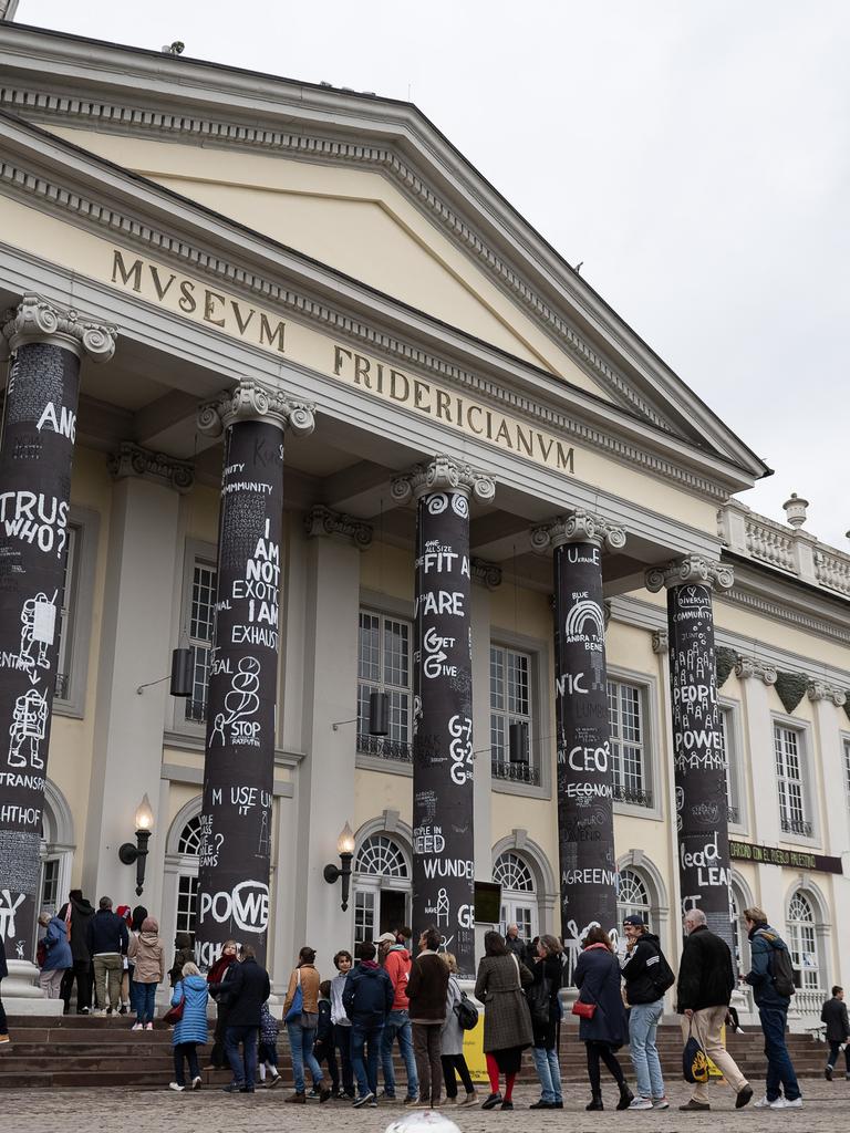 Besucher stehen am Eingang zum Museum Fridericianum in einer Schlange. Die Kunstausstellung documenta fifteen lief bis zum 25.09.2022.