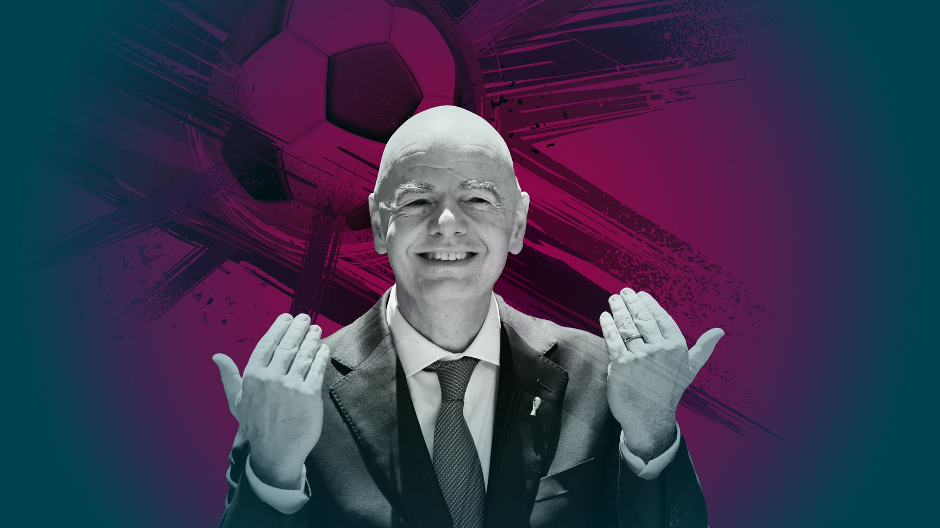 Porträt von Gianni Infantino, der beide Hände leicht nach oben hebt und in die Kamera lacht. Im Hintergrund ist die violett eingefärbte Grafik eines Fußballes zu sehen.
