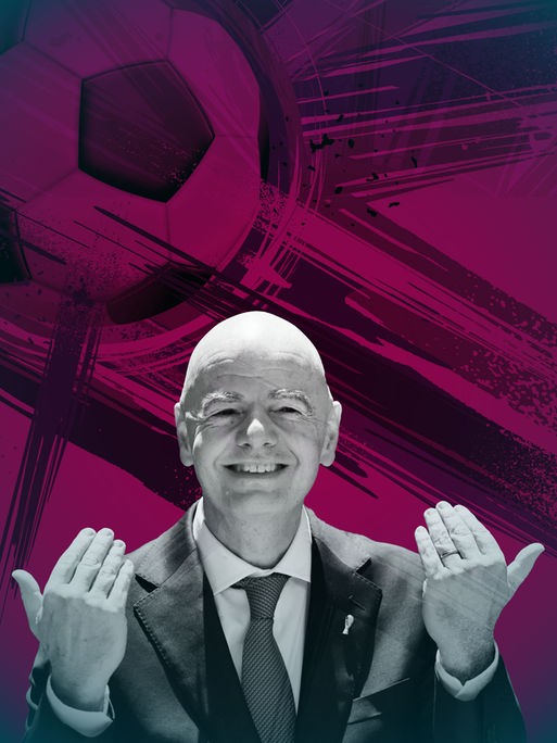 Porträt von Gianni Infantino, der beide Hände leicht nach oben hebt und in die Kamera lacht. Im Hintergrund ist die violett eingefärbte Grafik eines Fußballes zu sehen. Porträt von Gianni Infantino, der beide Hände leicht nach oben hebt und in die Kamera lacht. Im Hintergrund ist die violett eingefärbte Grafik eines Fußballes zu sehen.