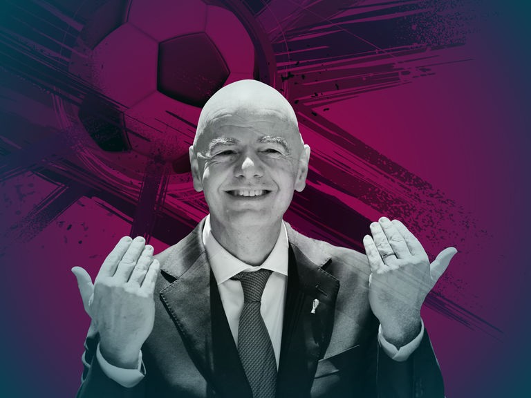 Porträt von Gianni Infantino, der beide Hände leicht nach oben hebt und in die Kamera lacht. Im Hintergrund ist die violett eingefärbte Grafik eines Fußballes zu sehen. Porträt von Gianni Infantino, der beide Hände leicht nach oben hebt und in die Kamera lacht. Im Hintergrund ist die violett eingefärbte Grafik eines Fußballes zu sehen.