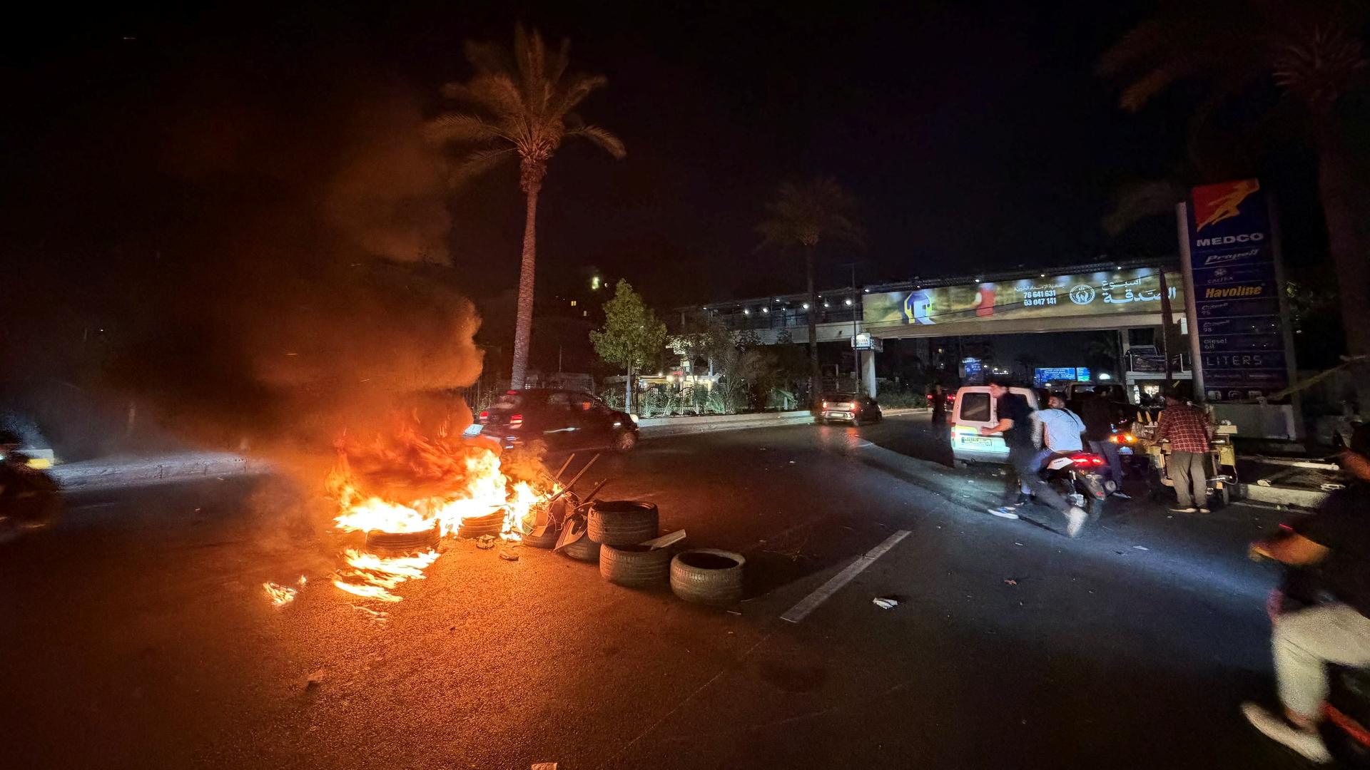 Brennende Autoreifen liegen auf einer Straße in Beirut