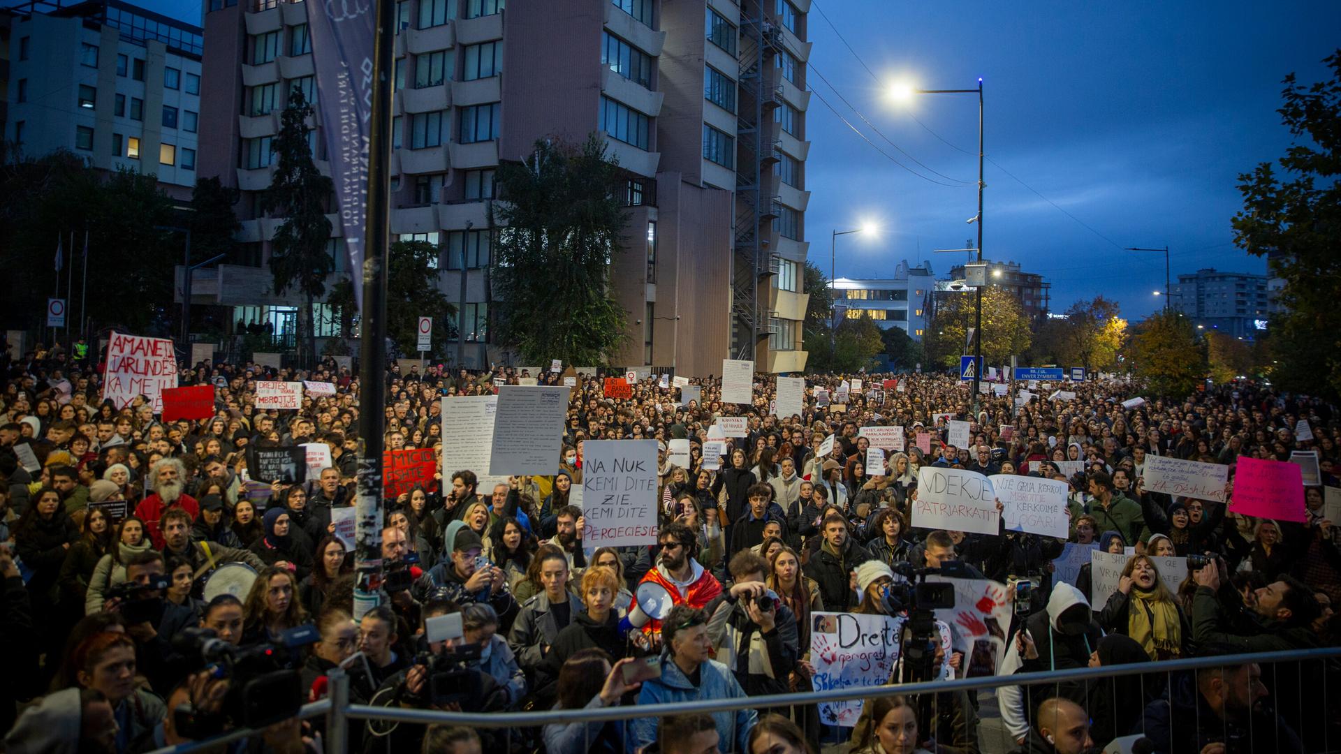 Tausende Menschen beteiligen sich an Protesten in Pristina gegen Gewalt an Frauen im Kosovo. Viele Menschen teils mit Transparenten sind auf einer Straße zu sehen. Tausende Menschen beteiligen sich an Protesten in Pristina gegen Gewalt an Frauen im Kosovo. Viele Menschen teils mit Transparenten sind auf einer Straße zu sehen.